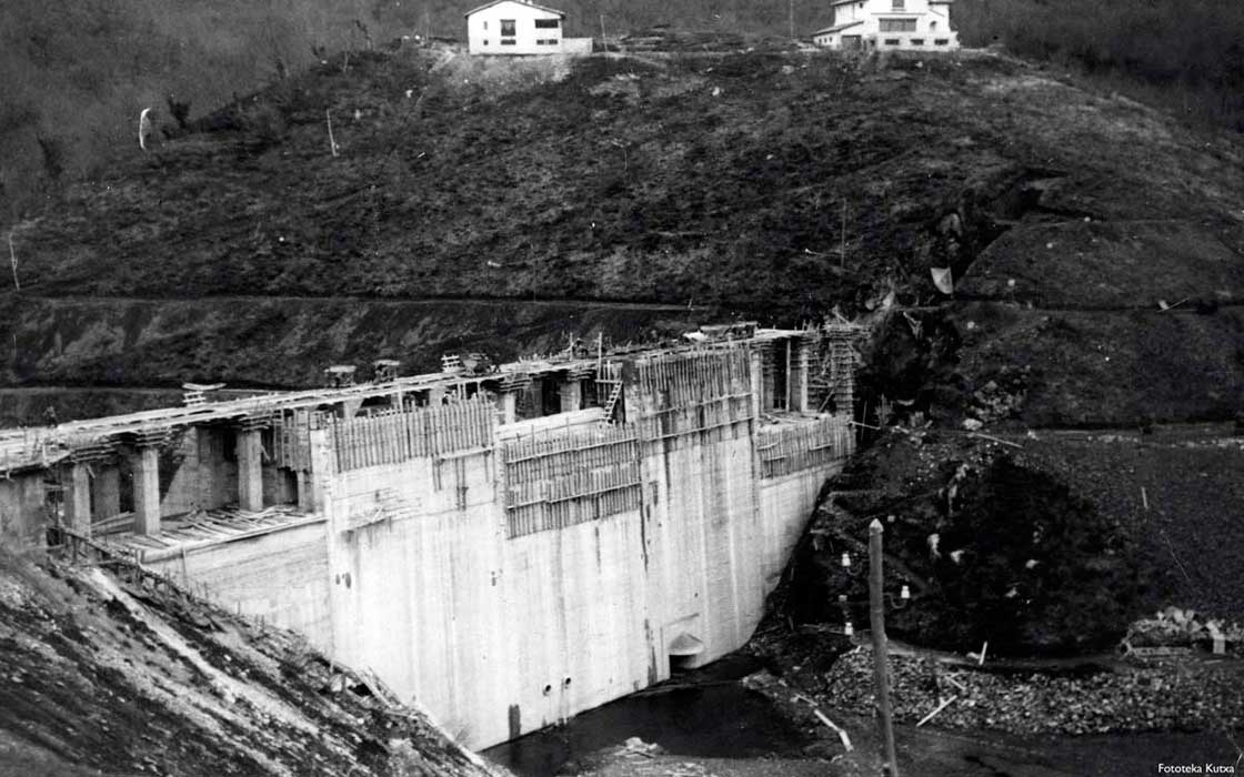 Enobietako presa 1951. urtean eraiki zen.